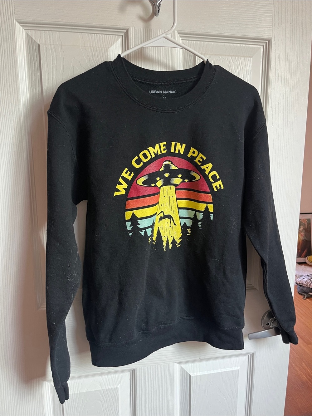 Women's Black 'We Come in Peace' Graphic Crewneck Sweatshirt